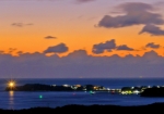 1/2 夜明け前・・・〔5:58am〕・『安乗漁港』の桟橋に明りがともり、岬の《安乗埼灯台》が大海原を照らしていました・・・!!!