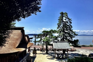 社殿から琵琶湖の鳥居です