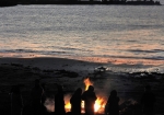 朝ぼらけの江見海岸。流木に火が点けられました。