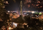 ライトアップされた文化財の多宝塔と、年越しを待ちわびる館山市の街灯り