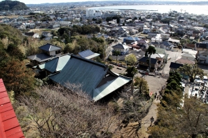 大福寺本堂と館山市を望みます。館山市は、関東大震災などの地震で隆起した平野に出来た市街地で、かつて船形山は、スグ側まで海だったそうです。