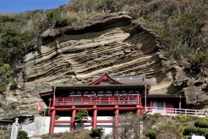 大福寺観音堂。観音堂をお参りすると、観光客は絶景を望みます。背後の崖の地層が特徴的です