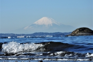 富津岬の最先端からの波と富士山。波音が聞こえて来そう？？