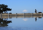 水たまりに写る逆さ富士。散歩に訪れる方も多く、憩いの場になっている富津岬