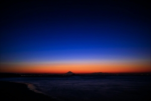 辺りはかなり暗くなりましたが、富士山の付近だけ明るく見えた静かな富津岬
