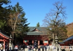朱塗りが特徴の赤城神社。紅葉時も重なり沢山の観光客が参拝してました