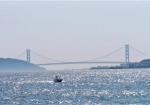 大阪湾へ出ると明石海峡大橋が見える。