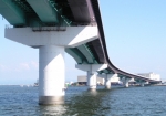 神戸空港への橋をくぐってUターンします。