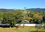 奈良県知事公舎、奥は若草山