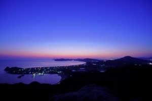 空が白んできた。