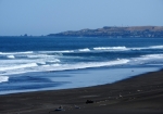 襟裳岬方面の百人浜。常に風が強く吹き、高波が押し寄せます。寂寞感満載の百人浜は、癒しを求める場所としては良いかもしれません。