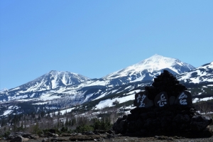 十勝岳望岳台石碑から望む、美瑛富士（左側）と美瑛岳（右側）