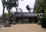 三重塔の前の神社