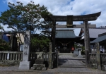 会館の前の八坂神社