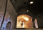 巨大な窯の内部。天井に投炭孔、左下に排煙穴がありました。煉瓦を積んで作られた技術の高さも伺えます
