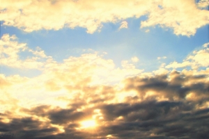 初日の出にはやや物足りませんが、カップルと朝焼けに染まるいわし雲を撮らせて頂きました