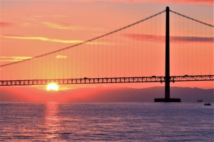 2020/1/1 (7:12am) 勢いよく昇る新年の太陽が≪明石海峡大橋≫の橋桁に架かり始めてきました・・・!!!