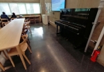 音楽科の食堂にはピアノがある。学生が弾くのだろう。