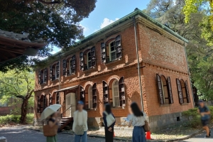 藝大の建物はお洒落なものが多い。外観を見学して回る人たち。