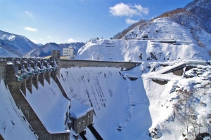 重力式アーチダムの湯田ダム（冬）