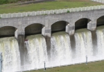 ダムの横からの放水。