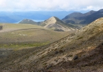 東山からカルデラの南側尾根を下る。遠くに932峰