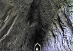 手掘り感満載の、永昌寺トンネル内部。トンネルの不気味さや圧迫感もありますが、それ以上に素掘りの「凄さ」が印象的です