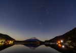 精進湖に反射する富士山