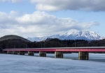 つなぎ大橋と岩手山