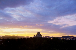 少し落ち着いてきた空と姫路城です。