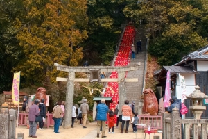 宇佐八幡宮を中心に雛飾りがされています。