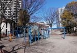 商業施設の近くの広場を供えた児童公園である。