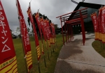 角川のアニメ・映画作品の旗が立ち並ぶ神社