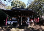 敷島神社。しゃらんしゃらんが三つもある。たくさんの参拝客が訪れるようだ。