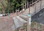 旧正丸峠と正丸山に向かう階段。今回は見送り。