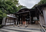 小岩神社の本殿。信者さん達が熱心にお祈りしていた。