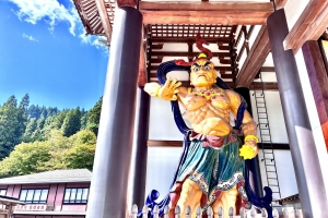 入り口にある木彫の仁王像です