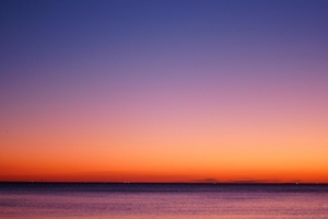 月の沈む綺麗な海